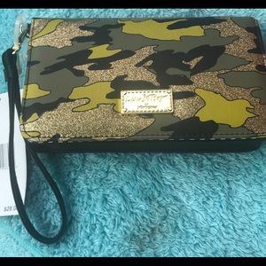 💁🏻‍♀️Betsey Johnson's camo wristlet✨